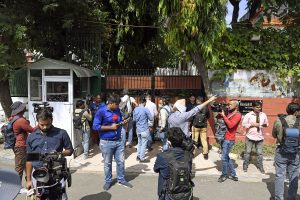 CBI突袭:德里警方在SC附近实施第144条;我们不会屈服，Kejriwal说