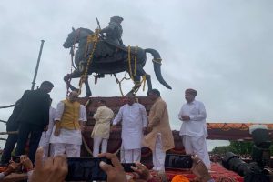 国防部长在焦特布尔地区为Veer Durgadas Rathore的雕像揭幕