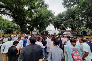 国会呼吁大规模抗议;德里警方在新德里地区实施了第144条