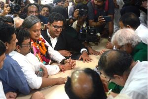 投票选举国大党主席:Kharge, Shashi Tharoor提交提名