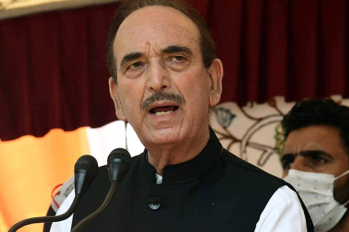 查谟克什米尔:对Ghulam Nabi Azad的重大打击60名工人再次加入国会