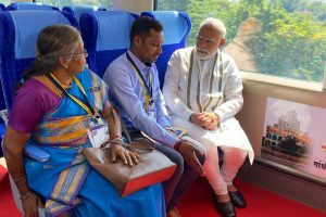 莫迪总理为甘地那加-孟买的范德巴拉特特快列车送行