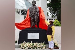 人民院议长奥姆·贝拉在墨西哥为斯瓦米·维韦卡南达的首座雕像揭幕