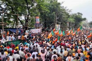 印度人民党前往孟加拉邦秘书处的游行发生暴力冲突;中共中央总书记发起“静坐示威”