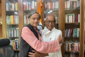Digvijaya Singh在确认他为国大党主席候选人后会见了Shashi Tharoor
