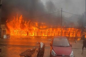 **一个市场的700多家商店在大火中被烧毁