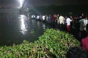古吉拉特邦电缆桥倒塌:莫迪总理宣布特惠，Amit Shah说NDRF正在路上