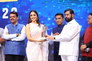 Kiara Advani从CM Eknath Shinde手中获得“马哈拉施特拉年度奖”