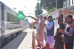 总理在喜马偕尔邦为第四列凡德巴拉特特快列车送行