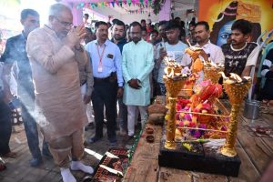 恰蒂斯加尔邦首席部长庆祝比莱的Gaura-Gauri Puja部落文化