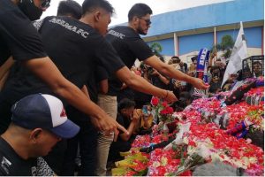 印尼体育场踩踏事件:警察局长被调离;9名警察被撤职