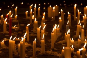 青年大会举行蜡烛游行，悼念莫尔比遇难者