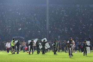 东爪哇足球比赛中的致命踩踏事件是如何发生的