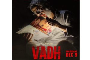 网友们欢呼Sanjay Mishra在“VADH”海报上的激烈形象