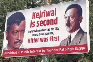 将Kejriwal比作阿道夫·希特勒的海报张贴在德里的人民党总部外
