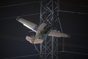 美国:飞机撞上电线，导致停电数小时