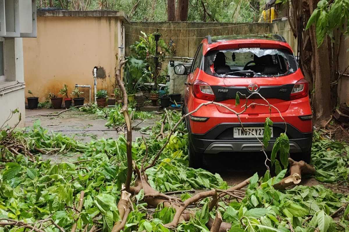 飓风曼杜斯穿过马马拉普兰附近的TN海岸，造成4人死亡，树木、道路和电线被击中