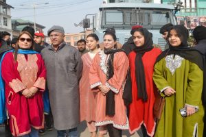 “奇莱卡兰”在克什米尔庆祝最严酷的冬天的到来