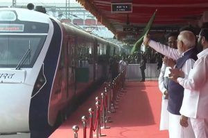 莫迪总理在那格浦尔至比拉斯布尔路线上万博3.0下载APP为印度第六列Vande Bharat列车送行