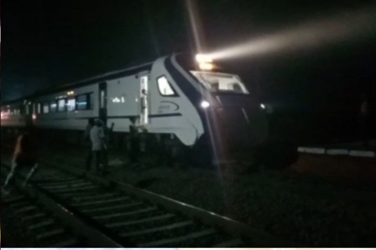 在古吉拉特邦，范德巴拉特火车与牛相撞