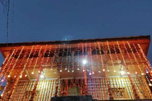 喜马偕尔村民翻新古庙
