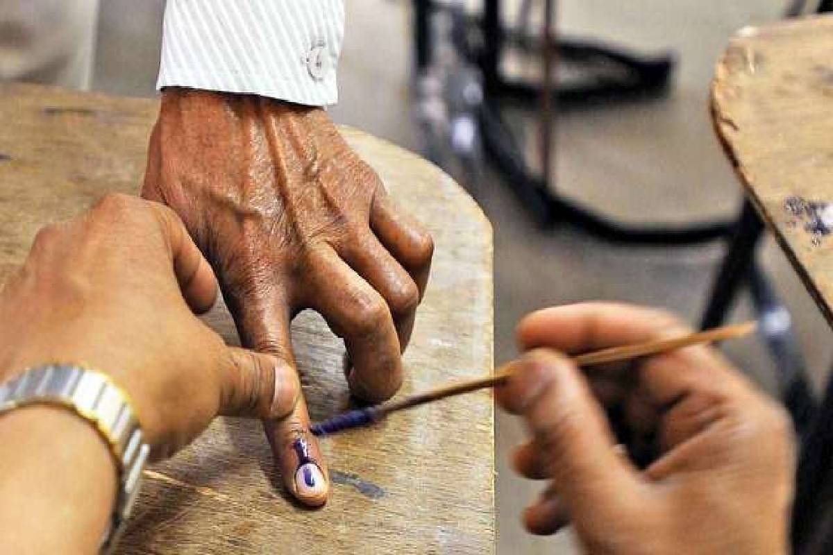 周四，古吉拉特邦喜马偕尔邦议会选举计票工作正在进行