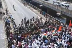 来自马哈拉施特拉邦的300名抗议者在卡纳塔克邦边境停留