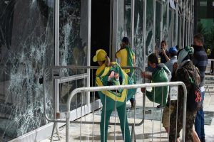 巴西当局清理了政府办公室的抗议者，至少170人被捕