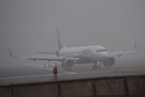 由于大雾笼罩德里，几架航班因能见度低而延误