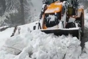 大雪、山体滑坡阻塞了高速公路、飞往克什米尔的航班