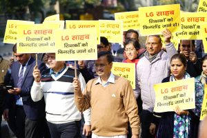 Kejriwal和Sisodia带领AAP的MLAs在LG办公室举行抗议游行