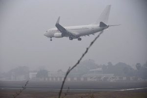大雾笼罩德里，航班因能见度低而延误