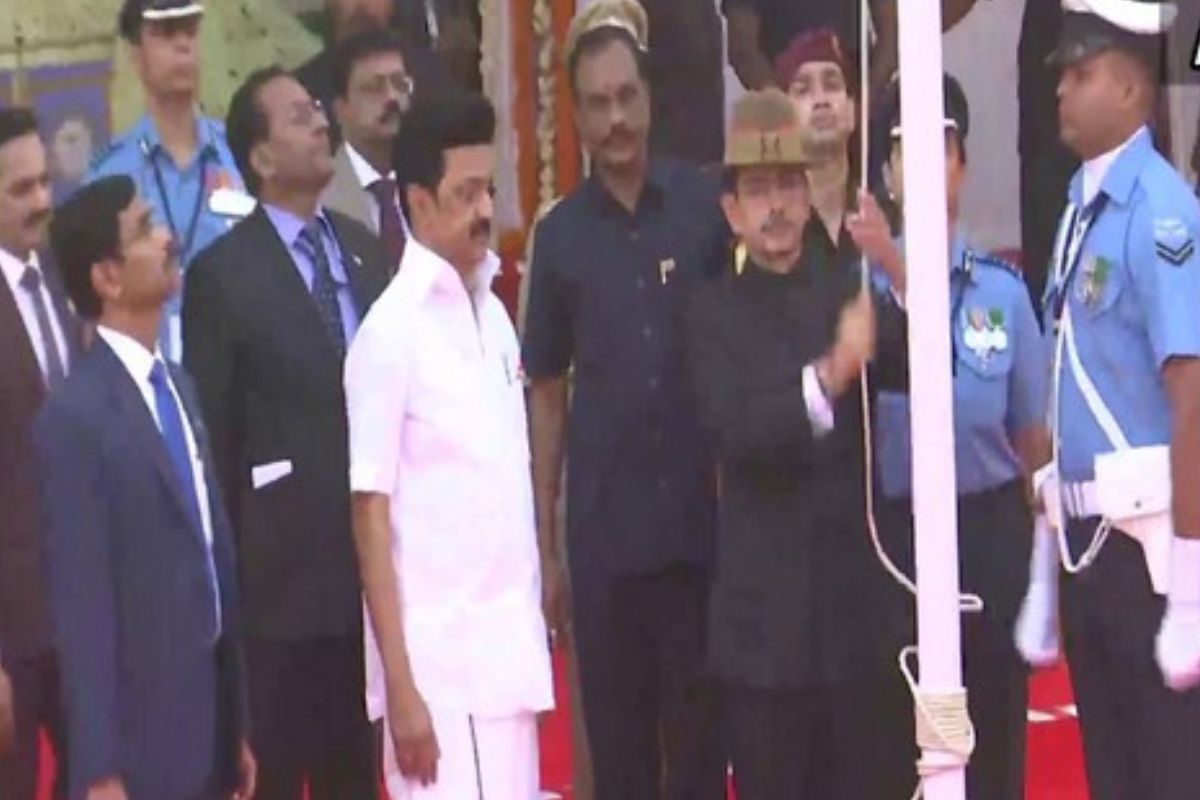 第74个共和国日:泰米尔纳德邦州长RN Ravi在金奈展开三色旗