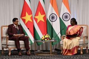 穆穆总统在印多尔会见了来自苏里南和圭亚那的总统