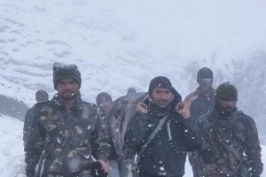 印度军队营万博3.0下载APP救孕妇;在Kupwara村，士兵们顶着雪扛着她走了5公里