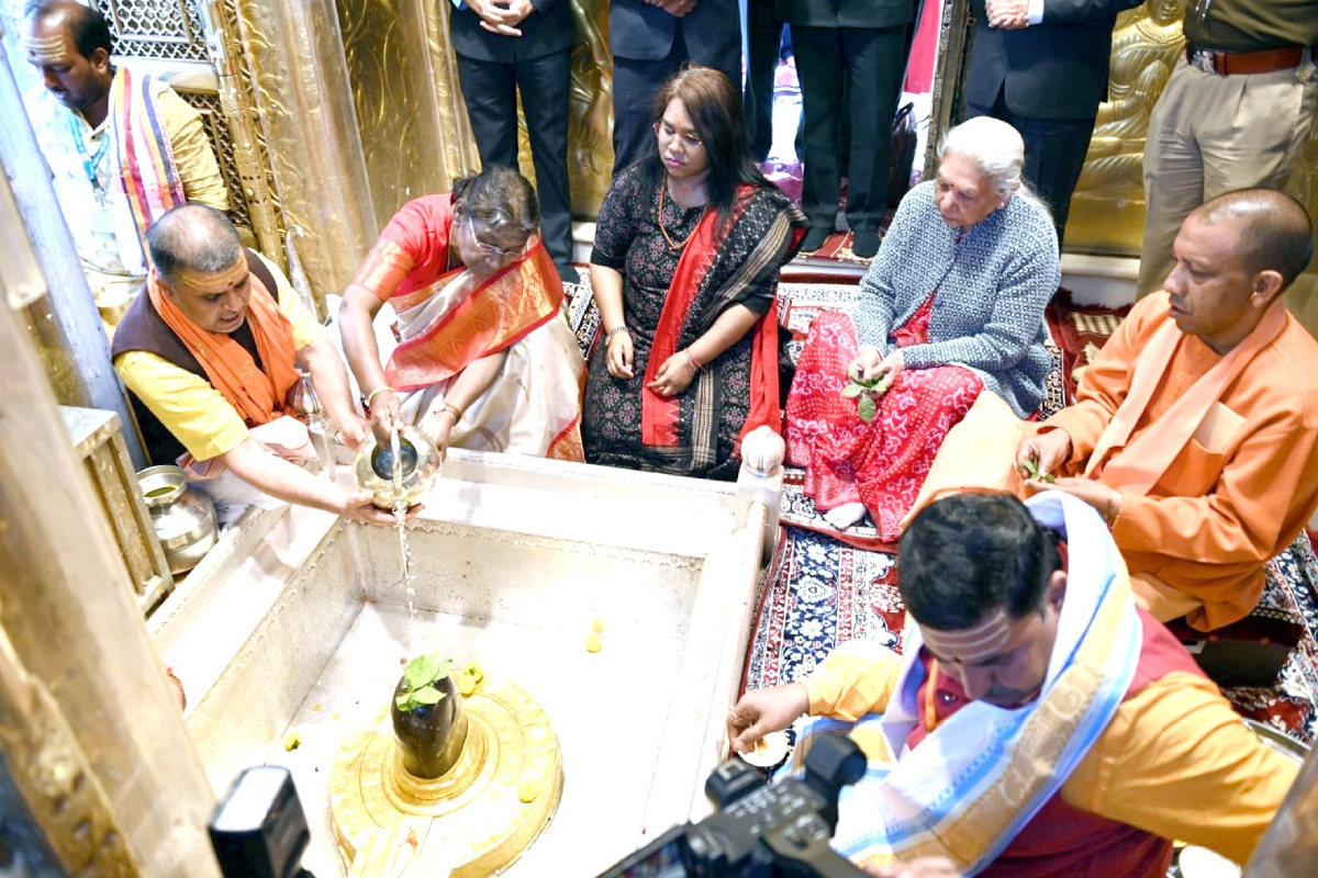 总统德鲁帕迪·穆穆在Kashi Vishwanath寺祈祷