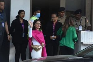Kiara Advani在机场的婚礼传闻中炫耀她的容光焕发