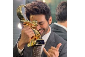 “我第一次. .——Kartik Aaryan凭借《bool Bhulaiyaa 2》获得最佳男主角奖后