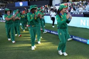 女子T20世界杯:东道主南非队惊心动魄地战胜英格兰队，挺进决赛