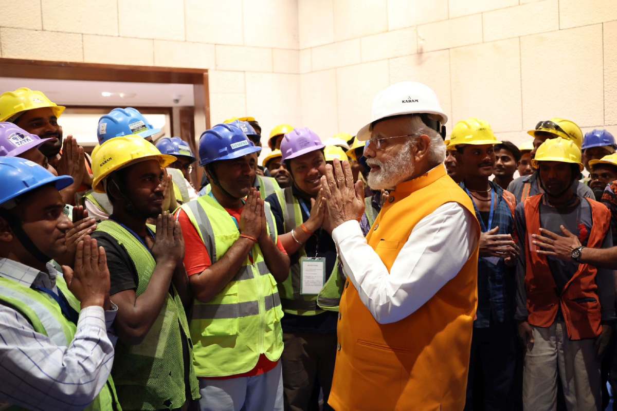 莫迪总理突然访问新议会大厦，与建筑工人互动