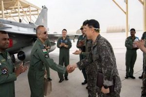 万博3.0下载APP印度和韩国空军在“沙漠旗”多国空中演习结束时相互交流