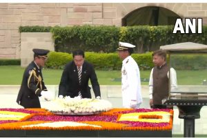 日本首相岸田文雄在拉杰哈特的圣雄甘地纪念馆敬献花圈