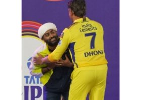 Arijit Singh在印度板球超级联赛开幕式上抚摸多尼的脚