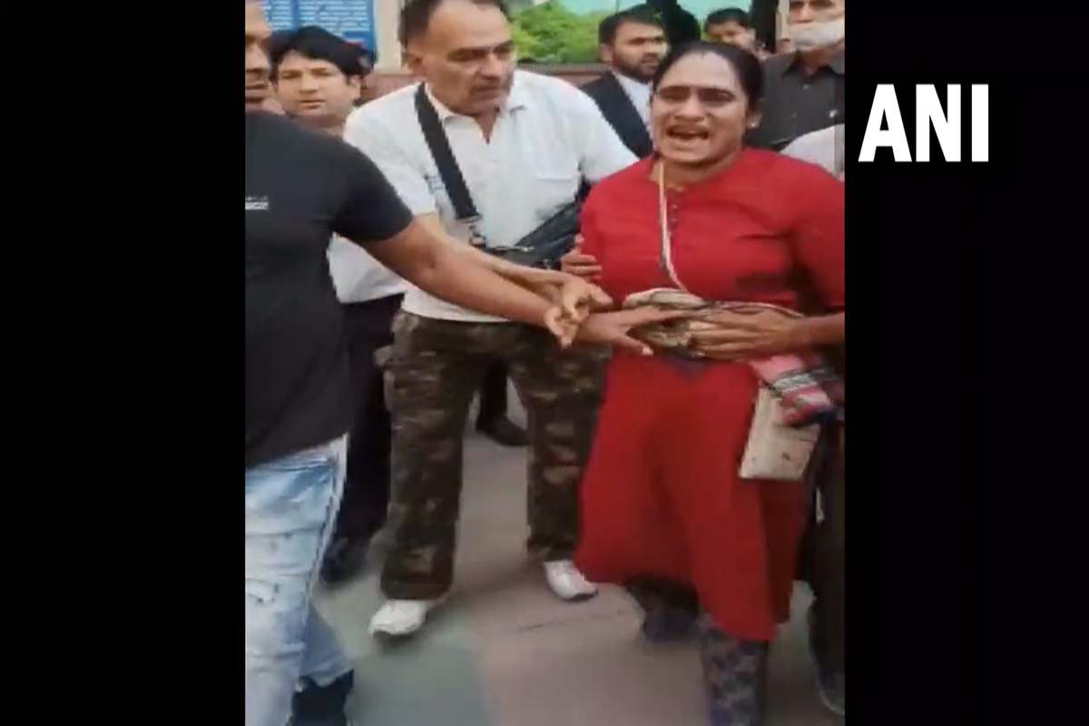 女子在德里法院被枪杀，被告被捕
