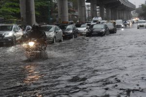 德里政府问题洪水警报在暴雨中,亚穆纳河水平上升