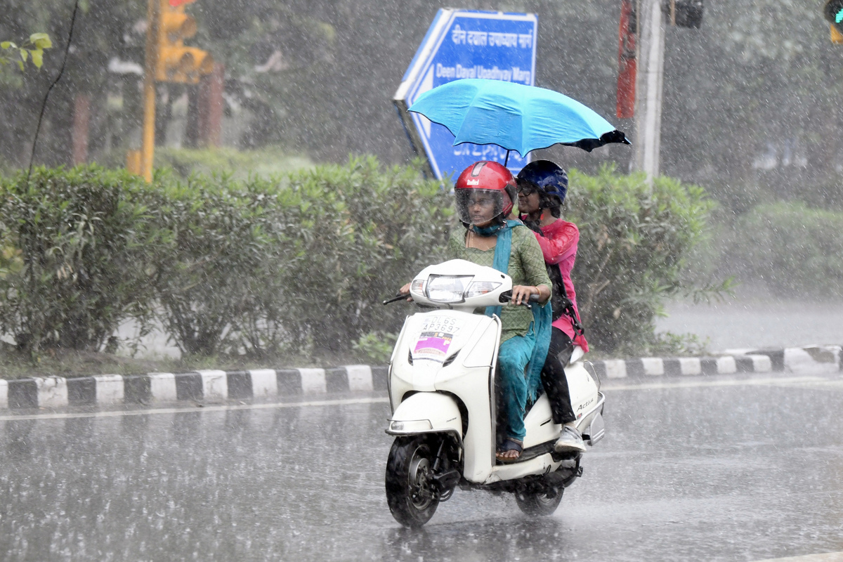交通问题在德里首都区收购季风暴雨信号