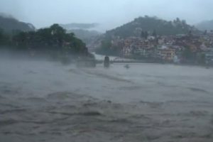 在Himachal暴雨,水位上涨比阿斯河,滑坡块Kullu-Manali道路
